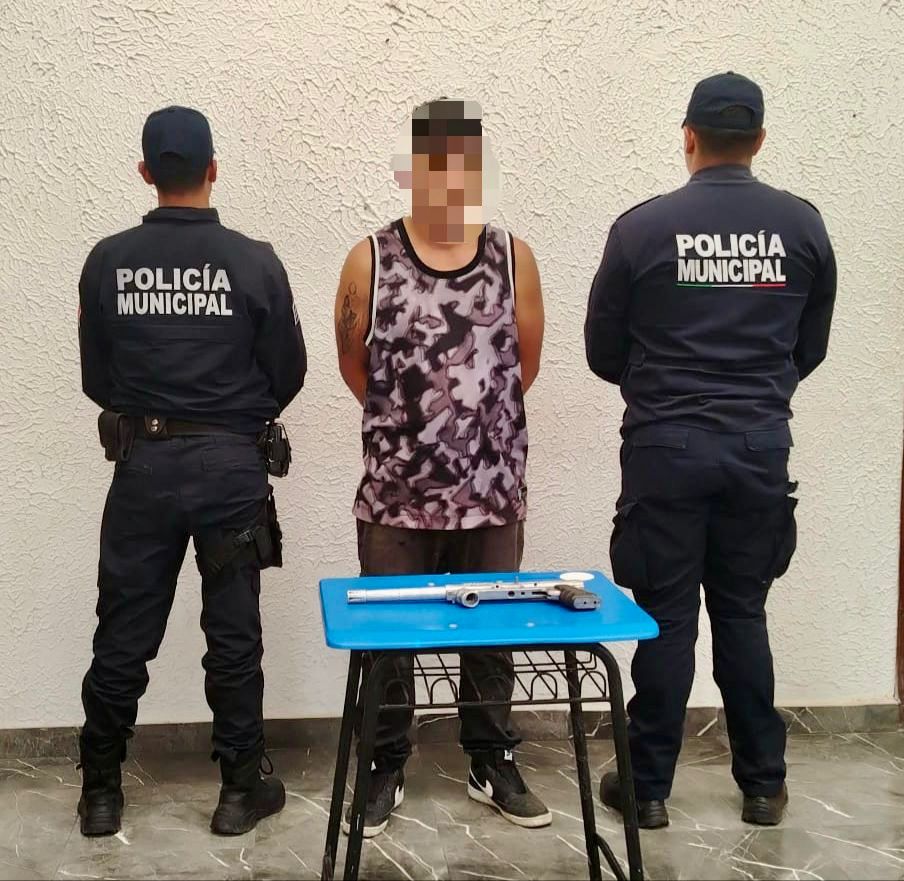 Policía municipal de Tlaxco detiene a sujeto por portación de arma de fuego